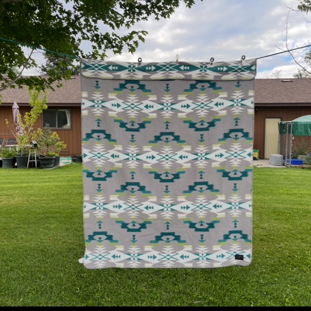 PENDLETON Jacquard Throw
Reversible Avra Valley Gray 61” x 51”
Aztec Western.